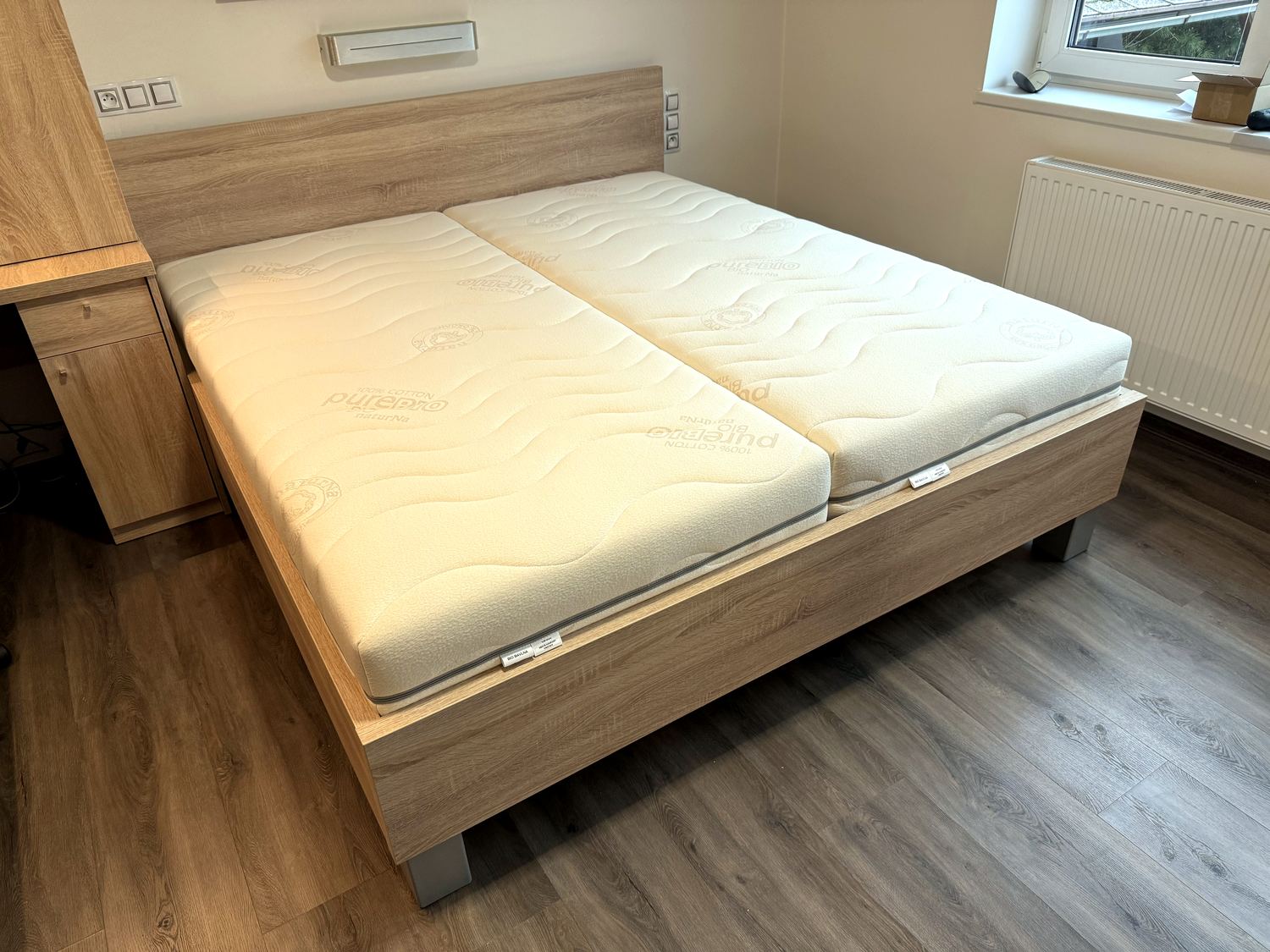 Dvě zdravotní matrace 90 × 200 cm na posteli – prodej a dovoz Ostrava a okolí