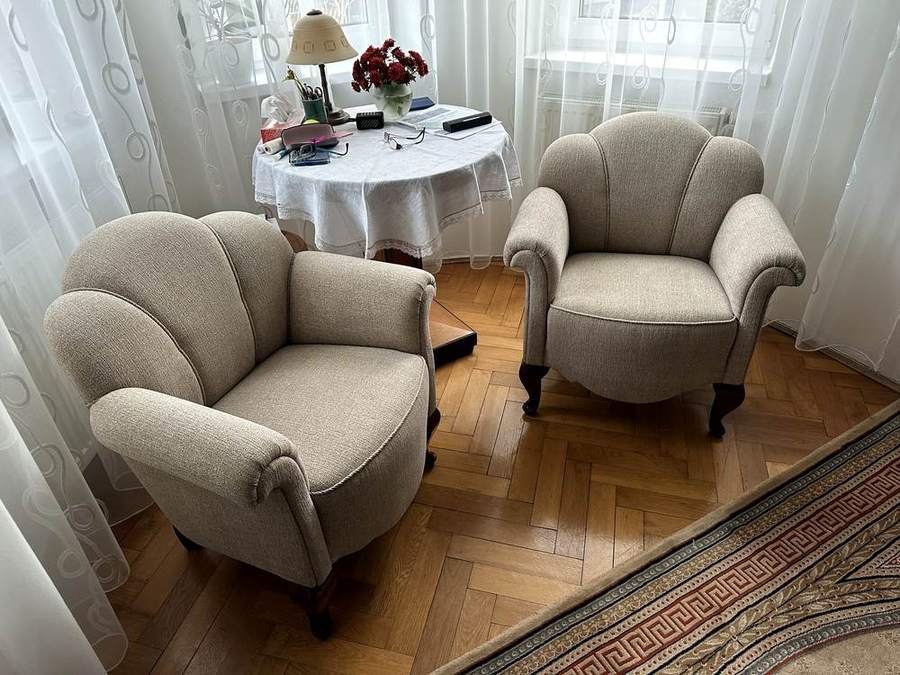 Dvě mušlová křesla po přečalounění v obývacím pokoji zákazníka – Ostrava