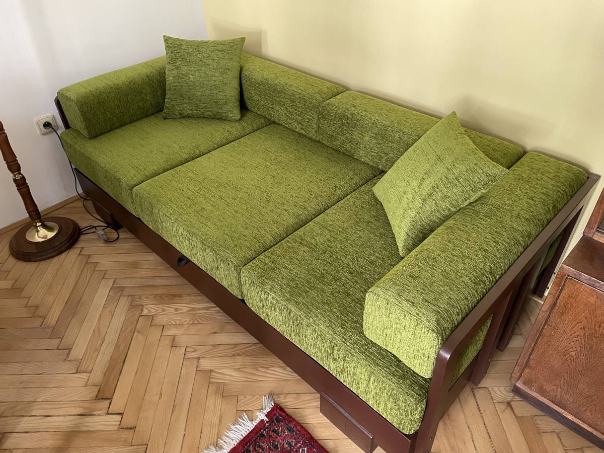 Masivní variabilní pohovka s novými matracemi a opěrnými polštáři v hráškově zelené textilii
