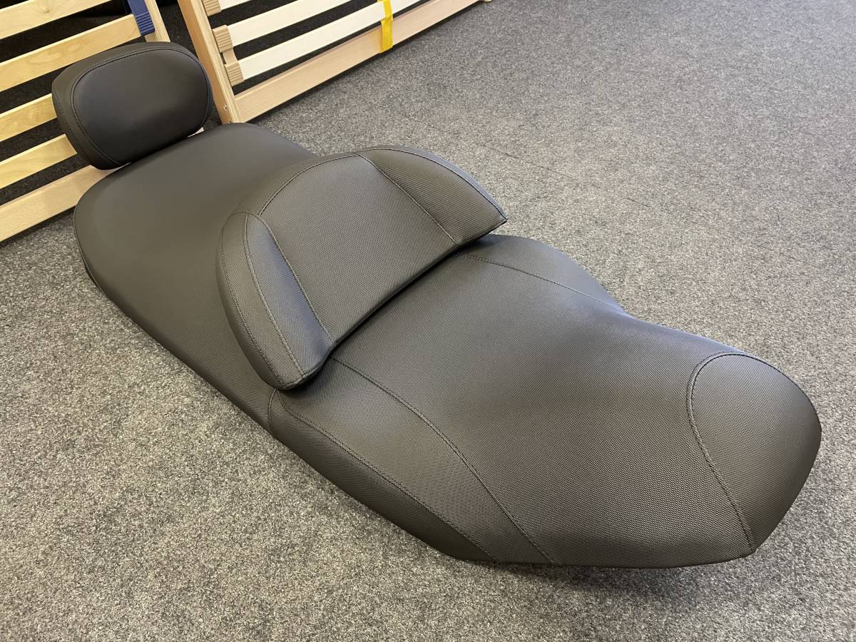 Ergonomicky upravené a nově potažené dvoudílné sedlo na motocykl s bederní opěrkou